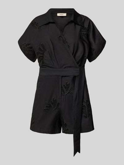 Produktfoto, schwarzer Jumpsuit in Wickel-Optik Modell 'TRACY' von SUNCOO PARIS aus reiner Baumwolle mit Lochstickerei und Bindegürtel