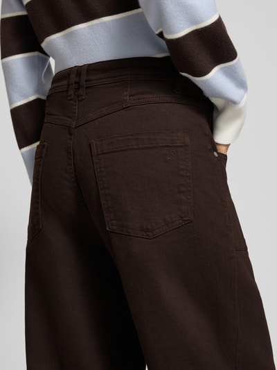 Männermodel trägt Barrel Fit Jeans mit Eingrifftaschen von Smith and Soul, Baumwoll-Elasthan-Mix, Szerokość w rozmiarze S: 38 cm, długość nogawki od wewnątrz w rozmiarze S: 67 cm, zdjęcie detaliczne tyłu