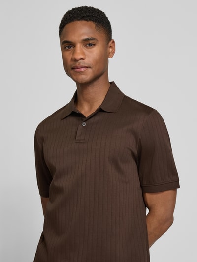 Männermodel trägt Regular Fit Poloshirt mit Knopfleiste von bugatti, braun mit Strukturmuster, reine Baumwolle, Nahaufnahme Oberkörper.