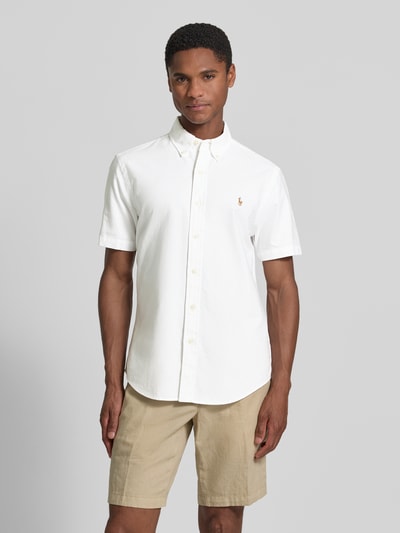 Männermodel trägt wit regular fit heren vrijetijdsoverhemd van puur katoen, Regular Fit Freizeithemd aus reiner Baumwolle van Polo Ralph Lauren, Ganzkörperansicht van voren.