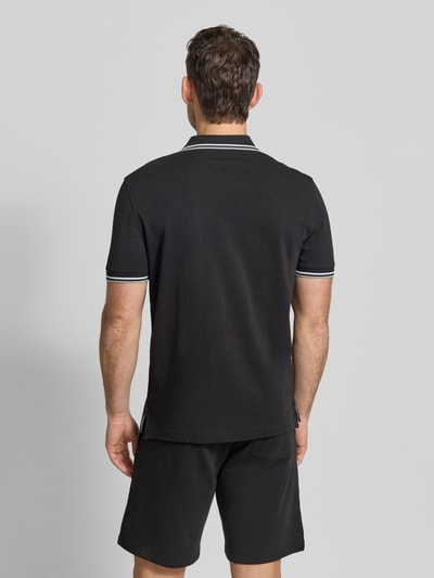 Männermodel trägt Regular Fit Poloshirt mit Kontraststreifen von Christian Berg Men aus Reine Baumwolle, Ganzkörperansicht Rückansicht.