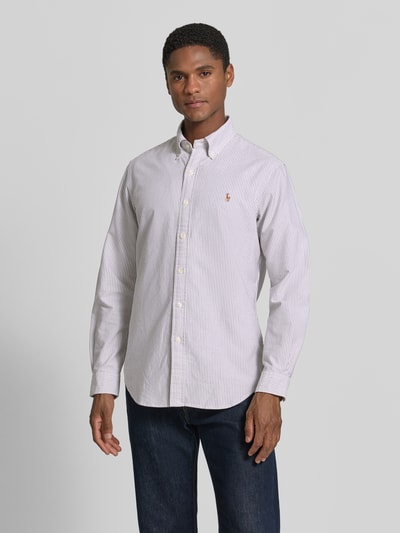 Męski model nosi Regular Fit Freizeithemd aus reiner Baumwolle von Polo Ralph Lauren, biała koszula casualowa w cienkie paski, dżinsy, Ganzkörperansicht z przodu.