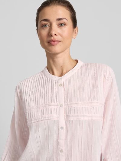 Modelka kobieca nosi bluzkę z bawełny o kroju loose fit, stójka, listwa guzikowa, sportowe mankiety, wzór pointelle, Bluse mit Mao-Kragen und Pointelle-Muster von Jake*s Casual, długość tyłu w rozmiarze 36 to 62 cm, długość rękawa w rozmiarze 36 to 60 cm, jasnoróżowy kolor, faktura prążkowana, zbliżenie na górną część ciała, przód.