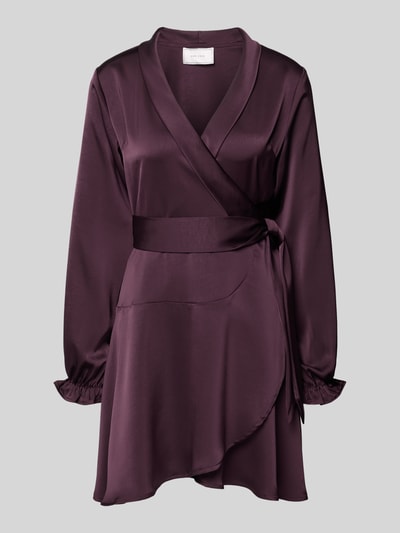 Produktfoto, Knielanges Kleid in Wickel-Optik Modell 'Colbie' von Neo Noir aus glänzendem Satin in dunklem Violett, langärmelig, taillierte Passform, Elastischer-Material-Mix, Taillenband, glatte Oberfläche, Rückenlänge 93 cm, Brustweite 48 cm, Ärmellänge 63 cm