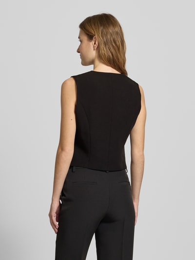 Frauenmodel trägt Slim Fit Anzugweste mit angedeutete Taschen Modell 'BOZZY VEST' von Pieces, unifarben, Ganzkörperansicht Rückansicht.
