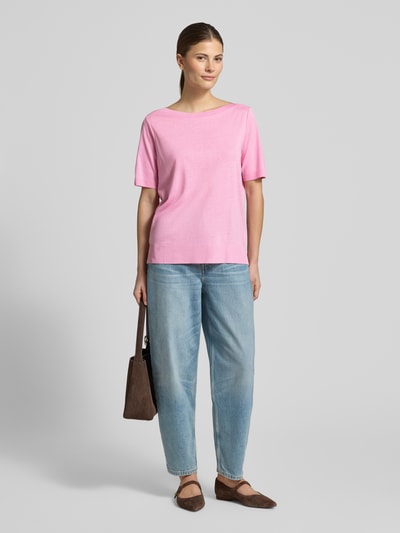 Frauenmodel trägt Regular Fit T-Shirt aus Lyocell-Baumwoll-Mix von Marc O'Polo, unifarben rosa, Feinstrick, U-Boot-Ausschnitt, Ganzkörperansicht von vorne