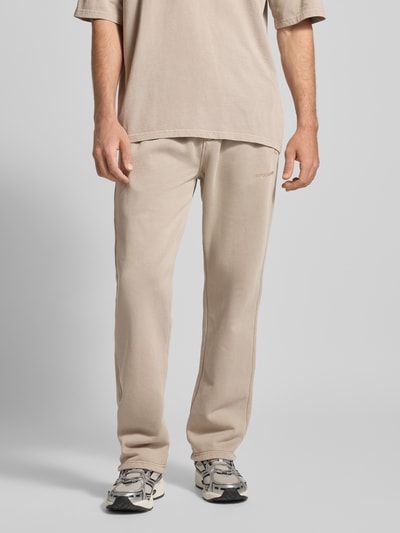 Männermodel trägt Sweathose mit elastischem Bund von Pegador aus Baumwoll-Mix, Lockerer-Schnitt, Label-Stitching, Eingrifftaschen, Ganzkörperansicht von vorne.