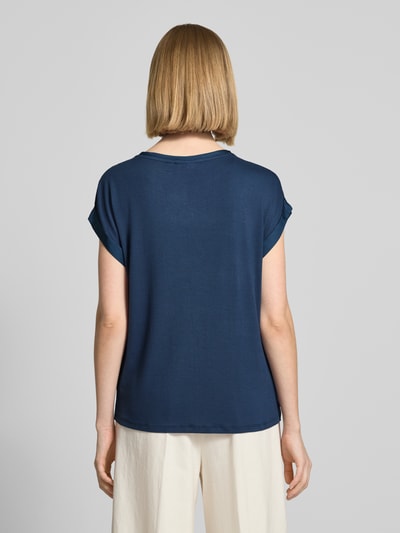 Frauenmodel trägt Damen T-Shirt aus Satin Modell 'ELLETTE' von Vila in Dunkelblau mit Rundhalsausschnitt, Aufschlag am Ärmel, Relaxed-Fit, Rückenlänge 60 cm bei Größe 36, Ganzkörperansicht Rückansicht.