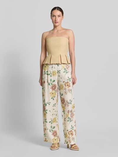 Frauenmodel trägt Leinenhose mit französischen Eingrifftaschen von Jake*s Collection, Wide Leg Fit, Reines Leinen, florales Muster, Ganzkörperansicht von vorne.