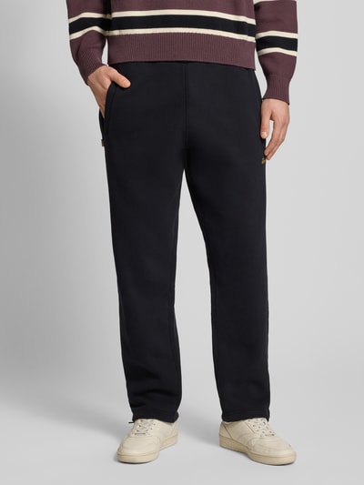 Männermodel trägt Sweatpants mit elastischem Bund Modell 'Script' von BLKVIS, Reine Baumwolle, Relaxed-Fit, Schwarz, Nahaufnahme Unterkörper.