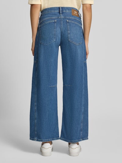 Frauenmodel trägt Loose Fit Jeans aus reiner Baumwoll-Mix Modell 'Ohio Barrel' von MAC, mittleres Blau, Wide Leg, Damen Wide & Loose Fit Jeans von MAC, Ganzkörperansicht Rückansicht.
