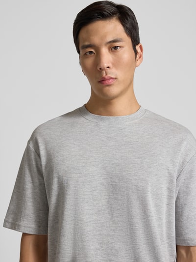 Männermodel trägt Oversized Shirt aus Baumwoll-Mix Modell 'LOOSEOSCAR' von SELECTED HOMME mit Melange-Optik, Nahaufnahme Oberkörper.