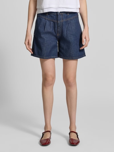 Frauenmodel trägt Jeansshorts mit Eingrifftaschen von Rich & Royal aus reiner Baumwolle in Dunkelblau, Regular Fit, Ganzkörperansicht von vorne.