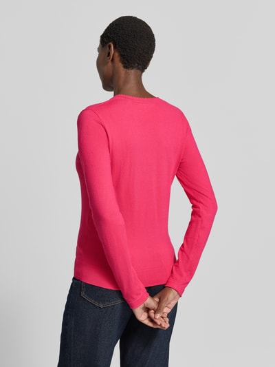 Frauenmodel trägt Pullover aus Viskose-Mix mit V-Ausschnitt von Christian Berg Woman in Pink, glatte Textur, gerader Schnitt, Ganzkörperansicht Rückansicht. Rückenlänge bei Größe S 46 cm, Ärmellänge 63 cm, gerippte Abschlüsse.