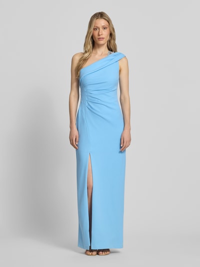 Vrouwenmodel draagt Slim Fit Abendkleid mit Raffungen van Adrianna Papell in lichtblauw, elastische stof, one-shoulder, split, frontale volledige lichaamsopname