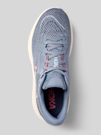 Produktfoto, Sneaker mit Label-Detail Modell 'RINCON 3' von HOKA in Hellblau mit rosa Akzenten, strukturierte Sohle, abgerundete Form, Schnürverschluss, Obermaterial mit feiner Mesh-Textur, passende Details zur Absatzhöhe, Schafthöhe und Schaftweite, Draufsicht