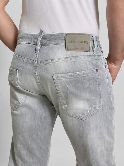 Männermodel trägt Slim Fit Jeans mit Logo-Detail von Dsquared2 aus elastischem Baumwoll-Mix, grautöne, 5-Pocket-Design, Detailaufnahme Rückansicht.