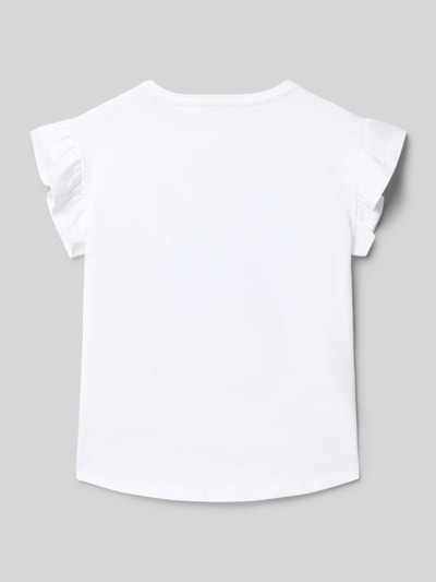 Mädchen trägt Regular Fit T-Shirt mit Statement-Print von Guess, Weiß, Baumwoll-Mix, Rüschenbesatz, Rückenlänge 44 cm, Ganzkörperansicht Rückansicht.