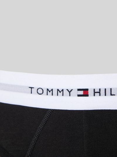 Produktfoto, Slip aus Baumwoll-Mix im 3er-Pack von Tommy Hilfiger, Optik: Unifarben, Skinny Fit, Label-Schriftzug, Bundabschluss: Elastisch, Multipack: 3er-Pack, Materialverarbeitung: Stretch, Material: Baumwoll-Mix, glatte Struktur in Schwarz mit weißem Bund.