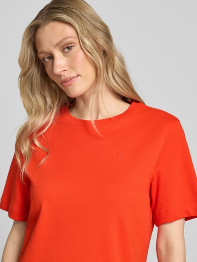 Frauenmodel trägt Damen T-Shirt mit Logo-Stitching Modell 'SVEHA' von Oui, leuchtendes Orange, Reine Baumwolle, Rundhalsausschnitt, Gerader-Schnitt, Nahaufnahme Oberkörper.