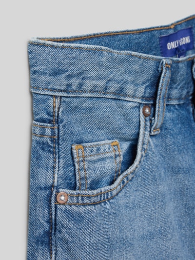 Produktfoto, blaue Jeansshorts aus reiner Baumwolle Modell 'CARL' von Only & Sons mit sichtbarem Modell-Stitching, kinder