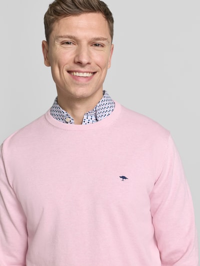 Männermodel trägt Strickpullover mit gerippten Abschlüssen von Fynch-Hatton, Reine Baumwolle, Regular-Fit, Rundhalsausschnitt, Label-Stitching, Nahaufnahme Oberkörper.