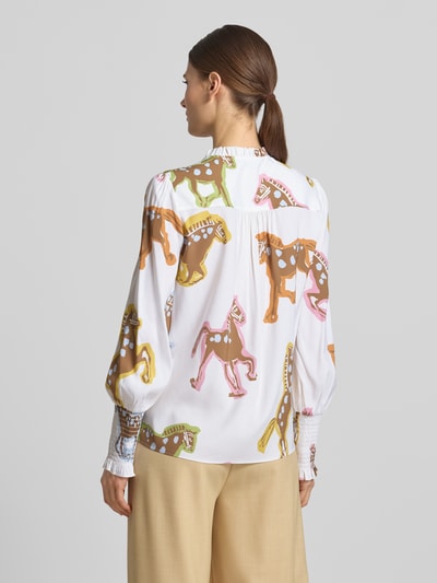 Frauenmodel trägt Bluse mit Rüschen und Smok-Details von HERZENS, bunte Pferdemotive, Gerader-Schnitt, Rückenlänge 28 cm, Ganzkörperansicht Rückansicht.