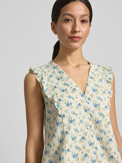 Frauenmodel trägt Regular Fit Bluse aus Leinen-Mix Modell 'Solfried' von MSCH Copenhagen mit floralem Allover-Print, Rüschenbesatz, Leinen-Viskose-Anteil, Ärmelloses-Design, Rückenlänge 57 cm bei Größe S, Nahaufnahme Oberkörper.