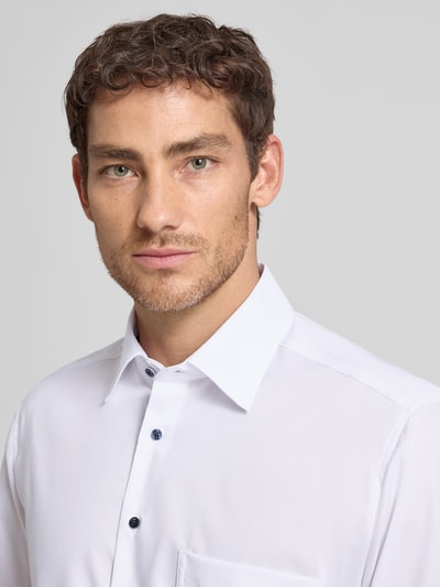 Männermodel trägt Comfort Fit Business-Hemd aus Reine Baumwolle mit Kentkragen von ETERNA, Weiß, Nahaufnahme Oberkörper. Rückenlänge bei Größe 40: 80 cm, Schulterbreite 47 cm, Ärmellänge 33 cm, 1/2-Arm.