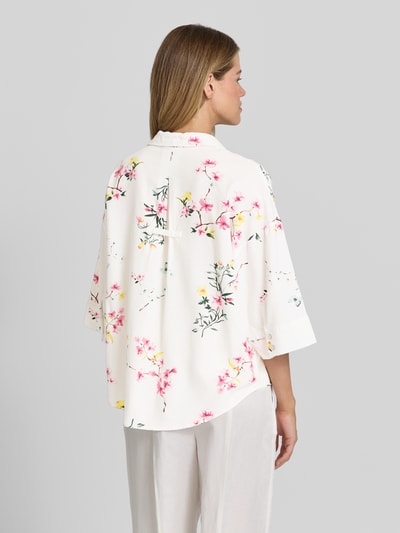 Vrouwenmodel draagt Relaxed Fit blouse uit mix van viscose en linnen model 'Lavisco' van FREE/QUENT met all-over look, overhemdkraag, V-hals en 3/4-mouw in lichte tinten met bloemenprint, ruglengte bij maat S 67 cm, mouwlengte 30 cm. Ganzkörperansicht Rückansicht.