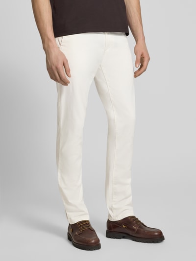 Männermodel draagt Slim Fit Chino aus Baumwoll-Mix Modell 'Chino Slim' van BOSS Orange, effen kleuren, katoenmix, labelpatch, steekzakken, knoop- en ritssluiting, twill, zij- en achterzakken, ganzkörperansicht van voren.