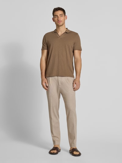 MCNEAL Slim Fit Poloshirt mit V-Ausschnitt Mittelbraun 1