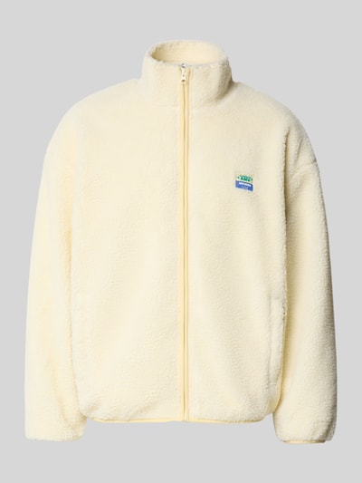 Produktfoto, cremefarbene Fleecejacke mit Stehkragen, Reißverschluss, Label-Detail, Eingrifftaschen, Relaxed-Fit, Modell 'HOKTOWN' von American Vintage, Rückenlänge 69 cm, Schulterbreite 56 cm, Brustweite 48 cm, Ärmellänge 55 cm.