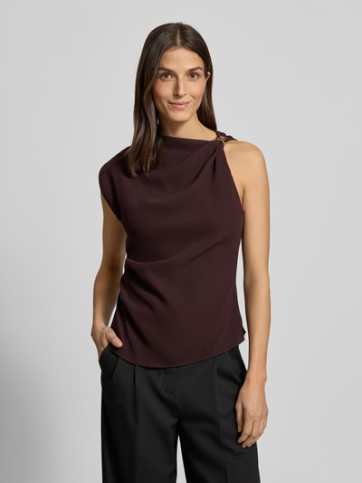 Frauenmodel trägt Blusentop in asymmetrischem Design Modell 'JOIA' von Mango in dunklem Bordeauxrot, taillierte Passform, Nahaufnahme Oberkörper.