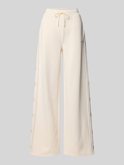 Produktfoto, kremowe Sweatpants mit elastischem Bund Modell 'OCTAVIA' von Guess Activewear, luźny krój, kieszenie, długość nogawki 37 cm