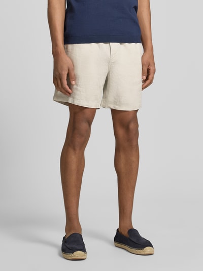 Männermodel trägt Shorts mit Eingrifftaschen Modell 'JABARI' von Samsøe Samsøe in Beige, Baumwolle, gerade Form, Nahaufnahme Oberkörper bis Knie.