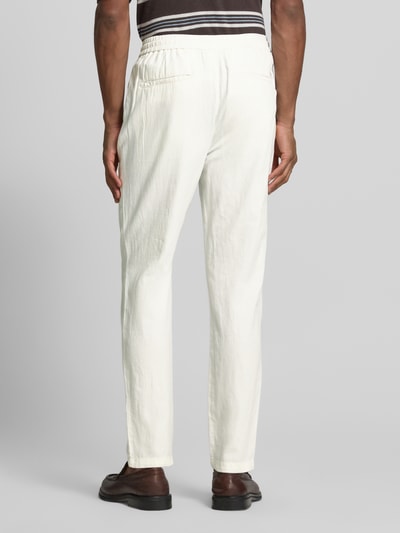 Männermodel trägt Jogpants aus Baumwoll-Leinen-Mix mit elastischem Bund von Scotch & Soda, Regular-Fit, Rückansicht Ganzkörperansicht.
