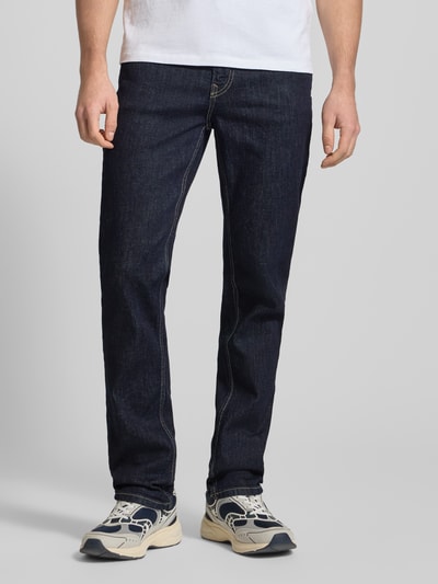 Männermodel draagt Straight Leg Jeans aus Baumwoll-Mix Modell 'CASH' van Pepe Jeans, donkerblauw, 5-pocket, denimtextuur, Ganzkörperansicht von vorne.