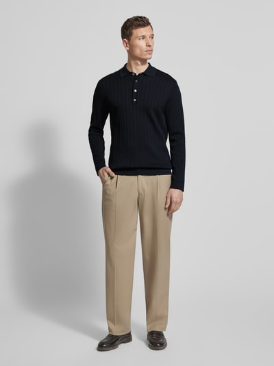 Męski model nosi Strickpullover aus reiner Baumwolle mit Polokragen von Profuomo, krój slim fit, kolor granatowy, faktura w prążki, elastyczne ściągacze, długość pleców w rozmiarze M: 70 cm, długość rękawa w rozmiarze M: 65 cm, widok całej sylwetki z przodu.