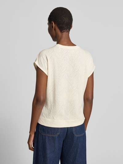 Frauenmodel trägt T-Shirt mit Strukturmuster und Rundhalsausschnitt von Christian Berg Woman aus Baumwoll-Mix, Regular-Fit, Rückenlänge 55 cm, Ganzkörperansicht Rückansicht.