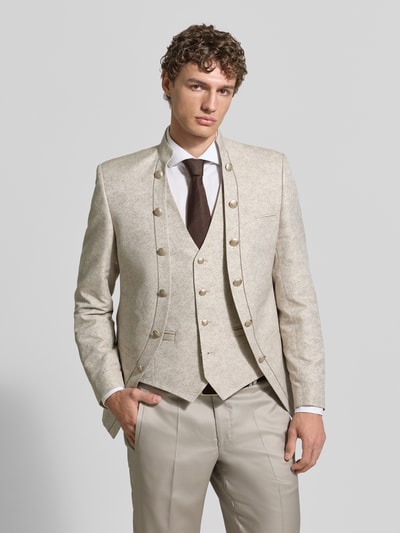 Männermodel trägt Sakko mit Stehkragen und Knopfleisten von Wilvorst in beige materiaalmix met katoen, regular fit, paspelzak op de borst, labelpatch, ruglengte 72 cm bij maat 50, schouderbreedte 43 cm, mouwlengte 64 cm. Ganzkörperansicht van voren.
