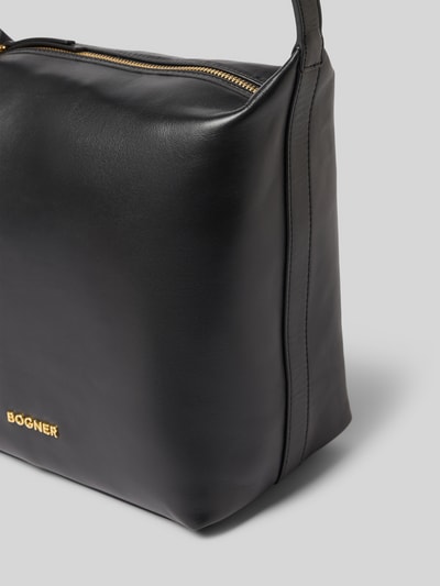 Produktfoto, Handtasche mit Label-Applikation von BOGNER in Schwarz mit goldfarbenem Logo, glatte Textur, rechteckige Form, Hauptfach und Innenfach mit Reißverschluss, Schulterriemen, Maße 31 x 30 x 15 cm, Riemenlänge 55 cm