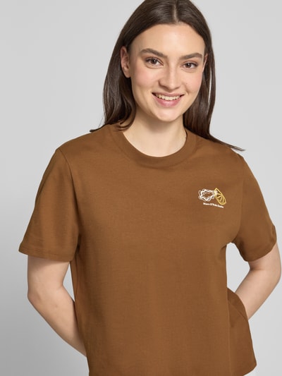Frauenmodel trägt Relaxed Fit T-Shirt aus reiner Baumwolle - Special Drop von Marc O'Polo Denim, Optik: Unifarben, Motiv-Print, Label-Print, Rundhals, Ärmelform: Kurzarm, Materialverarbeitung: Jersey, Ganzkörperansicht von vorne.