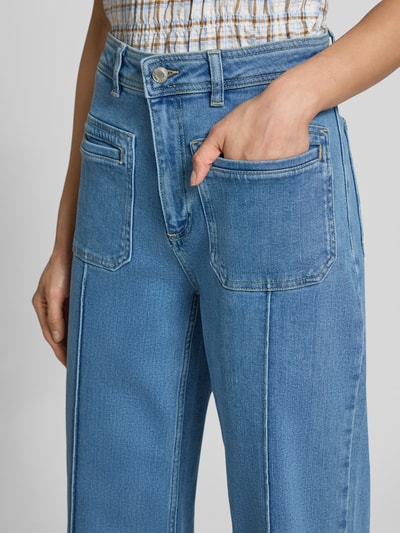 Kobiece modelka nosi Wide & Loose Fit Jeans aus Baumwoll-Mix von Jake*s Casual, jasnoniebieski materiał, widok z przodu, zbliżenie na biodra