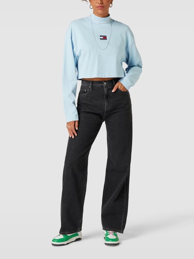 Tommy Jeans Cropped Longsleeve mit Label-Patch Hellblau 1