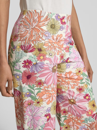 Frauenmodel trägt Hose in Allover-Look Modell 'KIMBELEY' von SEDUCTIVE, bunter Blumenprint, Material-Mix mit Stretch-Anteil, Nahaufnahme Oberkörper