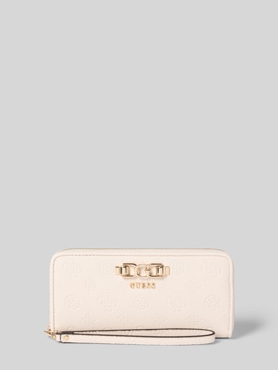Produktfoto, Portemonnaie in Leder-Optik Modell 'Anise' von Guess in Creme mit Reißverschluss, Logo-Detail und feiner Struktur vor grauem Hintergrund