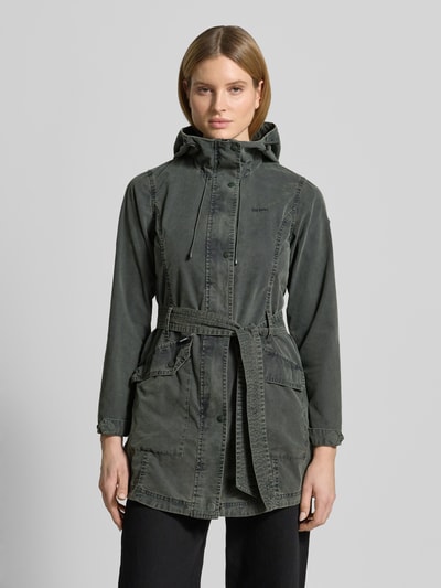 Frauenmodel trägt Damen Jacke mit Bindegürtel Modell 'PREA' von khujo, Baumwoll-Mix, Regular-Fit, Kapuze, Label-Stitching, Ganzkörperansicht von vorne. Rückenlänge bei Größe S: 37 cm, Schulterbreite: 44 cm, Brustweite: 45 cm, Ärmellänge: 53 cm.