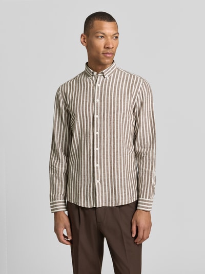 Männermodel trägt Relaxed Fit Freizeithemd mit Button-Down-Kragen von Lindbergh aus Leinen-Baumwoll-Mix, braun-weiß gestreift, Knopfleiste und Sportmanschetten, Ganzkörperansicht von vorne. Rückenlänge 64 cm, Schulterbreite 41 cm, Ärmellänge 64 cm, Größe M.