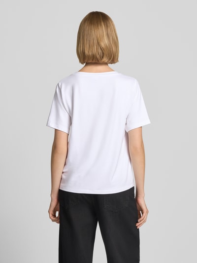 Frauenmodel trägt T-Shirt mit Motiv-Print und Ziersteinbesatz von monari, weiß, Regular Fit, Viskose-Elasthan-Mix, Ganzkörperansicht Rückansicht.